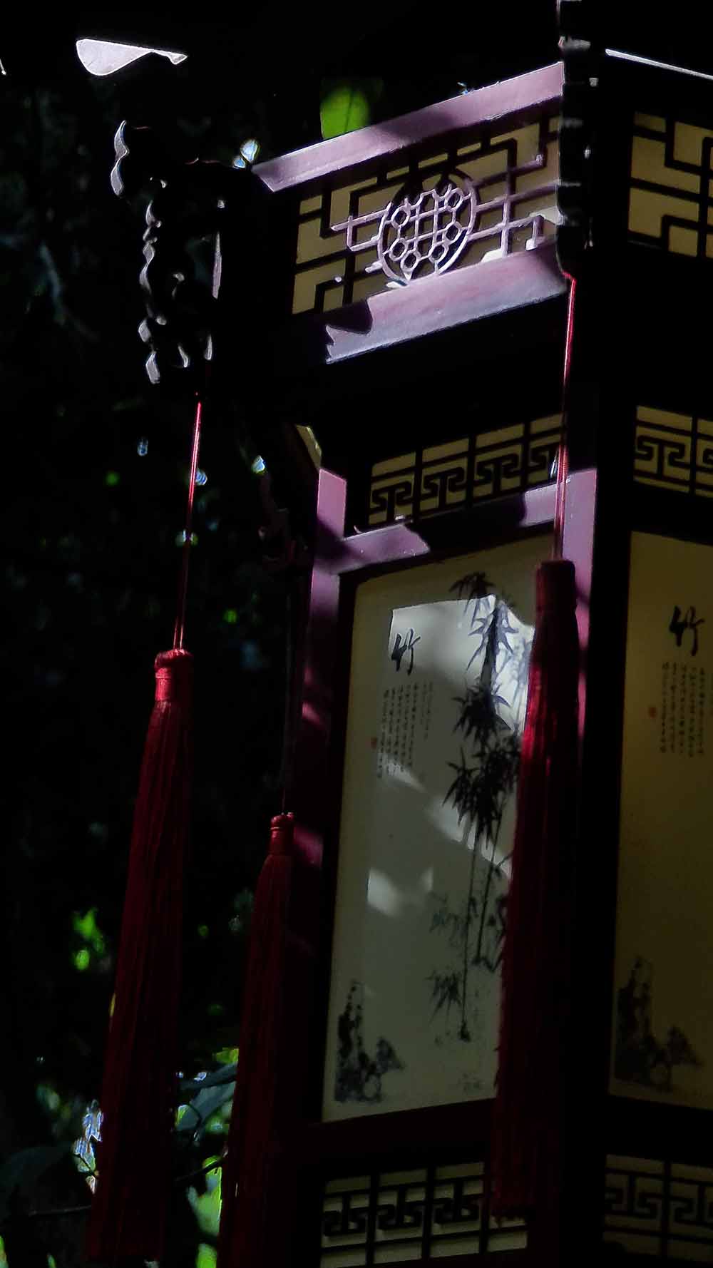 树影古灯